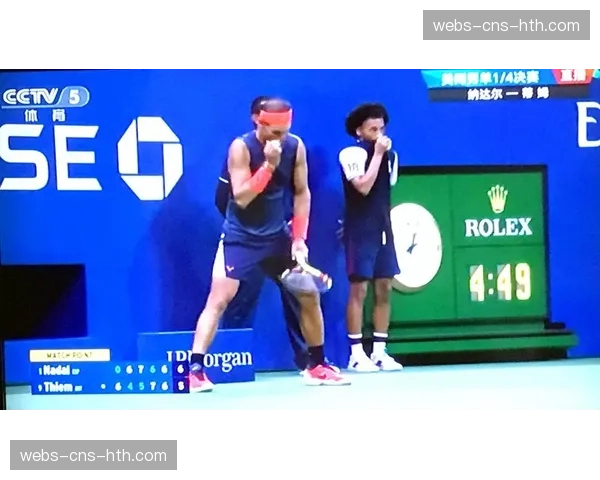 花絮：看台上的趣味一幕，小球迷模仿安切洛蒂嚼口香糖的经典表情。