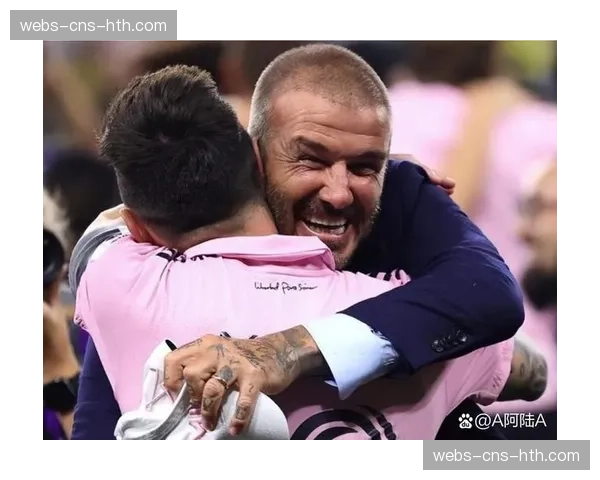 镜头捕捉:看台上,贝克汉姆与弗格森爵士并肩观看曼联旧将对决 镜头捕捉:看台上,贝克汉姆与弗格森爵士并肩观看曼联旧将对决